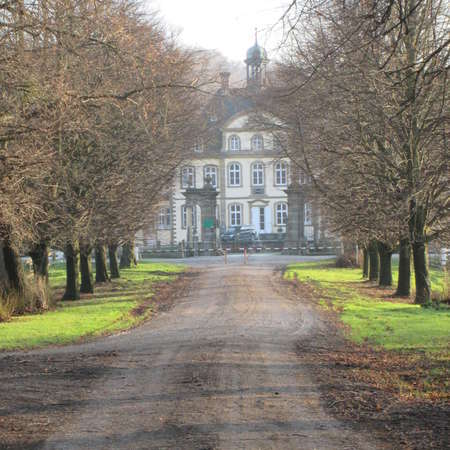 Bild vergrößern: Lindenallee im Winter mit Blick auf Schloss Söder
