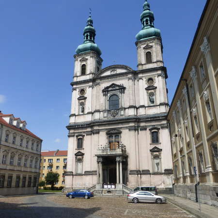 Bild vergrößern: 3_Jesuitenkirche am Salzring, rechts das Gymnasium Carolinum