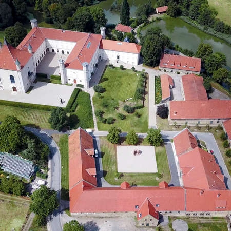 Bild vergrößern: SchlossDerneburg_aussen_1.jpg