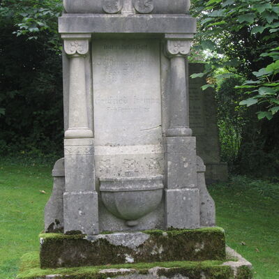 Bild vergr&ouml;&szlig;ern: AlterFriedhof_TopfergrabmalLampe2