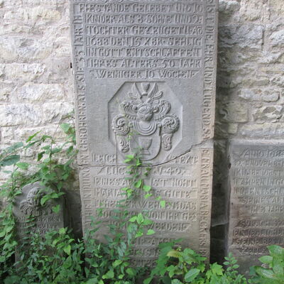 Bild vergr&ouml;&szlig;ern: St.Katharina_Grabplatte_Ostseite1