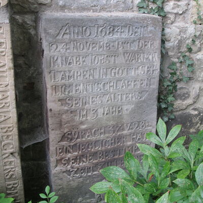 Bild vergr&ouml;&szlig;ern: St.Katharina_Grabplatte_Ostseite2