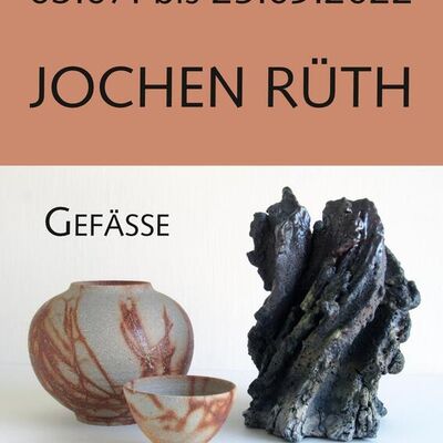 Plakat mit der Schrift Jochen Rüth
Untertitel: Gefässe
Unter der Schrift sieht man zwei bauchige Gefässe und eine baumstammartige Keramik