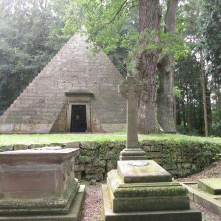 Bild vergrößern: Pyramiden-Mausoleum Derneburg