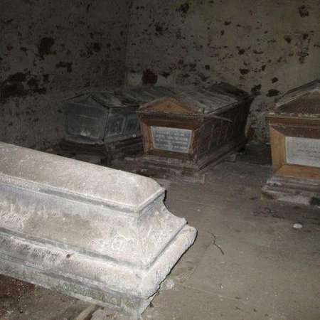 Bild vergrößern: Sarkopharge im Mausoleum Derneburg