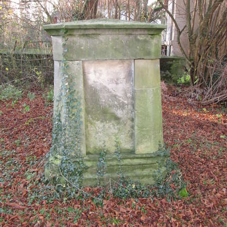 Bild vergrößern: Alter Grabstein südlichem vom Kirchhof Heyersum