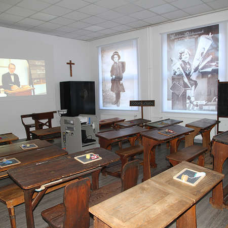 Bild vergrößern: Historischen Klassenzimmer, vorderer Bereich - Schulmuseum