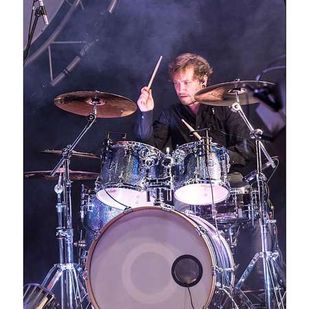 Bild vergrößern: Dennis Brendes am Schlagzeug