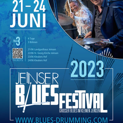 Blaues Plakat mit weißer Schrift "Jeinser Blues Festival 2023". Oben rechts Andreas Bock und eine Frau am Schlagzeug.