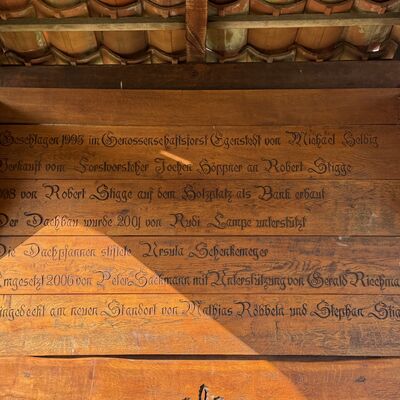 Bild vergr&ouml;&szlig;ern: Spielplatz_am_Pfarrhaus_Schutzh&uuml;tte_Inschrift