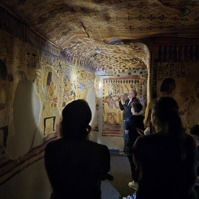 Interner Link: Zur Veranstaltung Familienf&uuml;hrung mit der Taschenlampe im Sennefer-Grab